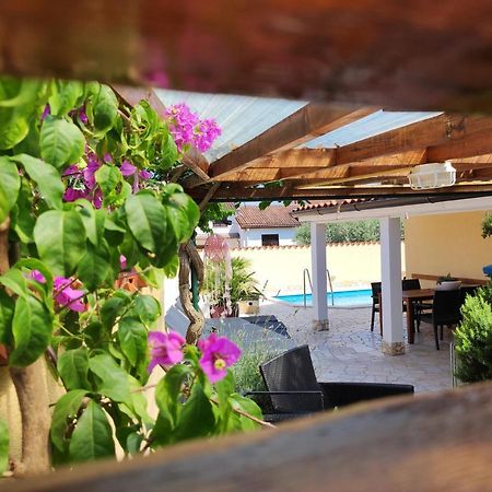 Holiday Home "Mala Kuca " With Heated Pool Pula Exteriör bild