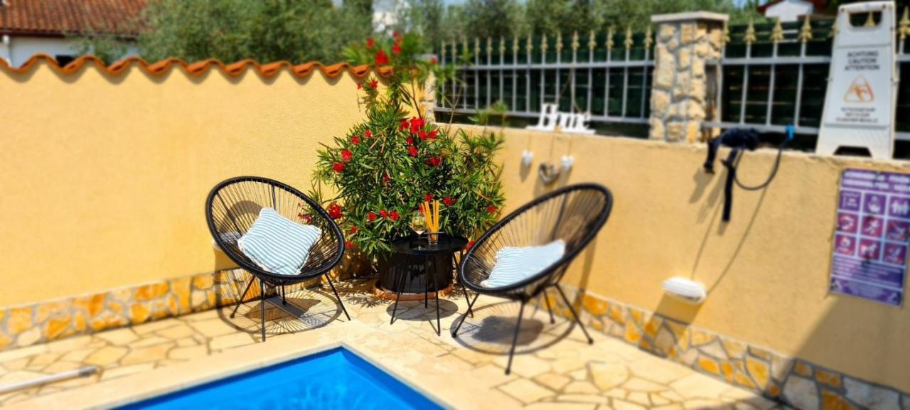 Holiday Home "Mala Kuca " With Heated Pool Pula Exteriör bild