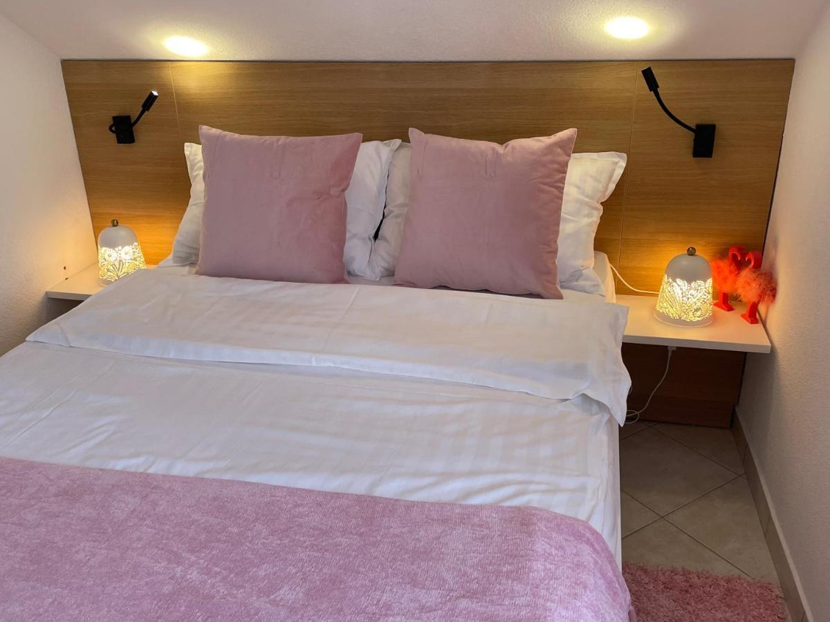 Holiday Home "Mala Kuca " With Heated Pool Pula Exteriör bild
