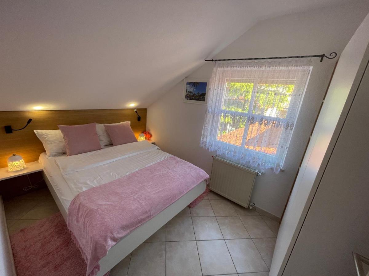 Holiday Home "Mala Kuca " With Heated Pool Pula Exteriör bild